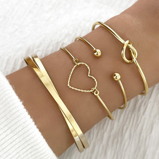 💎 Vintage Gold Crystal Heart Bangle