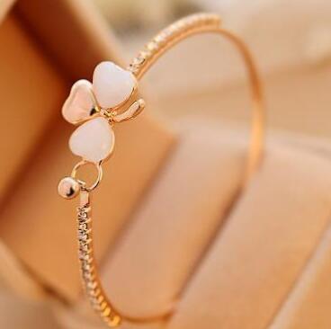 💎 Elegant Cat's Eye Clover Bracelet