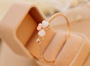 💎 Elegant Cat's Eye Clover Bracelet