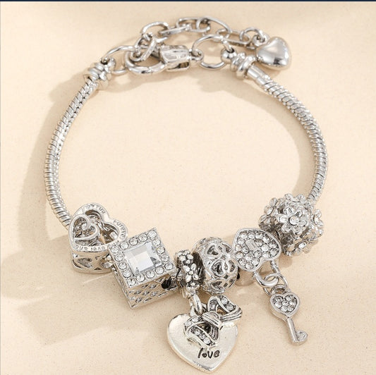 💎 Elegant Heart Charm Bracelet