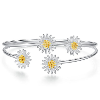 💎 Delicate Silver Daisy Bangle