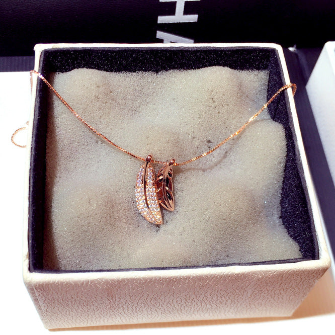 💎 Maison Alti’s Golden Leaf Crystal Pendant Necklace