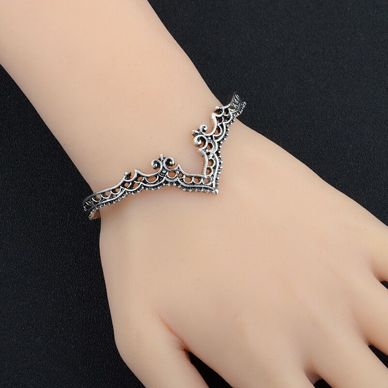 💎 Vintage Floral Openwork Bangle