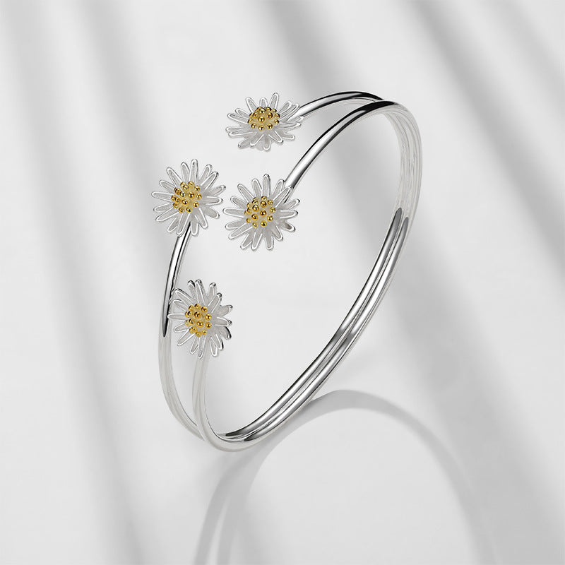 💎 Delicate Silver Daisy Bangle
