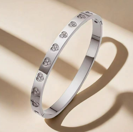 💎 Titanium Heart Bangle Bracelet