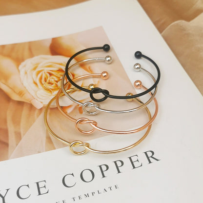 💎 Minimalist Gold Heart Bangle