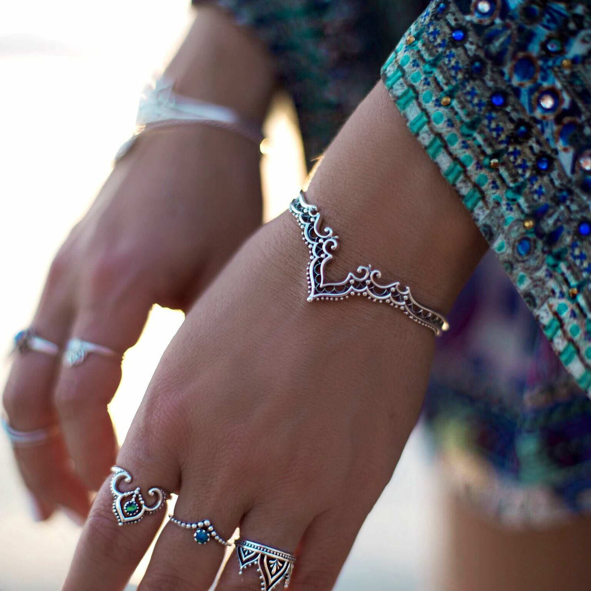 💎 Vintage Floral Openwork Bangle