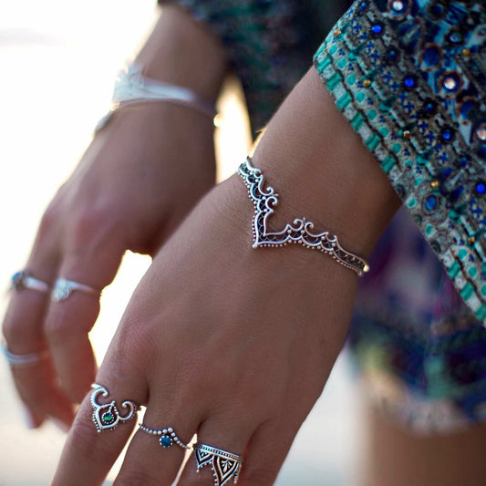 💎 Vintage Floral Openwork Bangle
