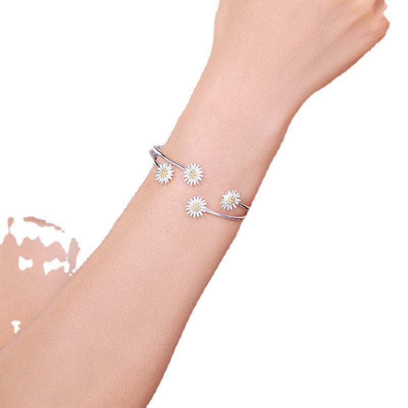 💎 Delicate Silver Daisy Bangle