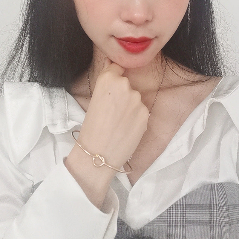 💎 Minimalist Gold Heart Bangle