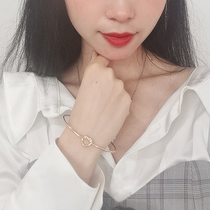 💎 Minimalist Gold Heart Bangle