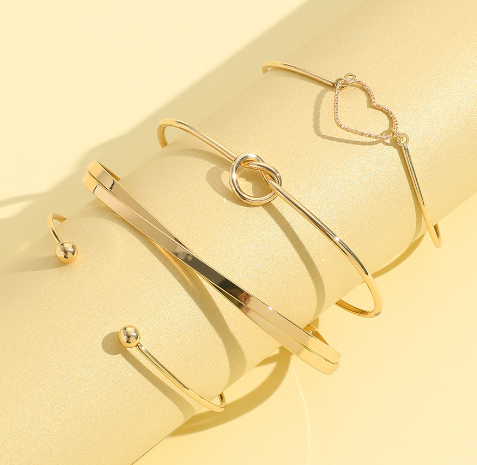 💎 Vintage Gold Crystal Heart Bangle