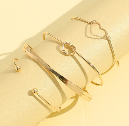 💎 Vintage Gold Crystal Heart Bangle