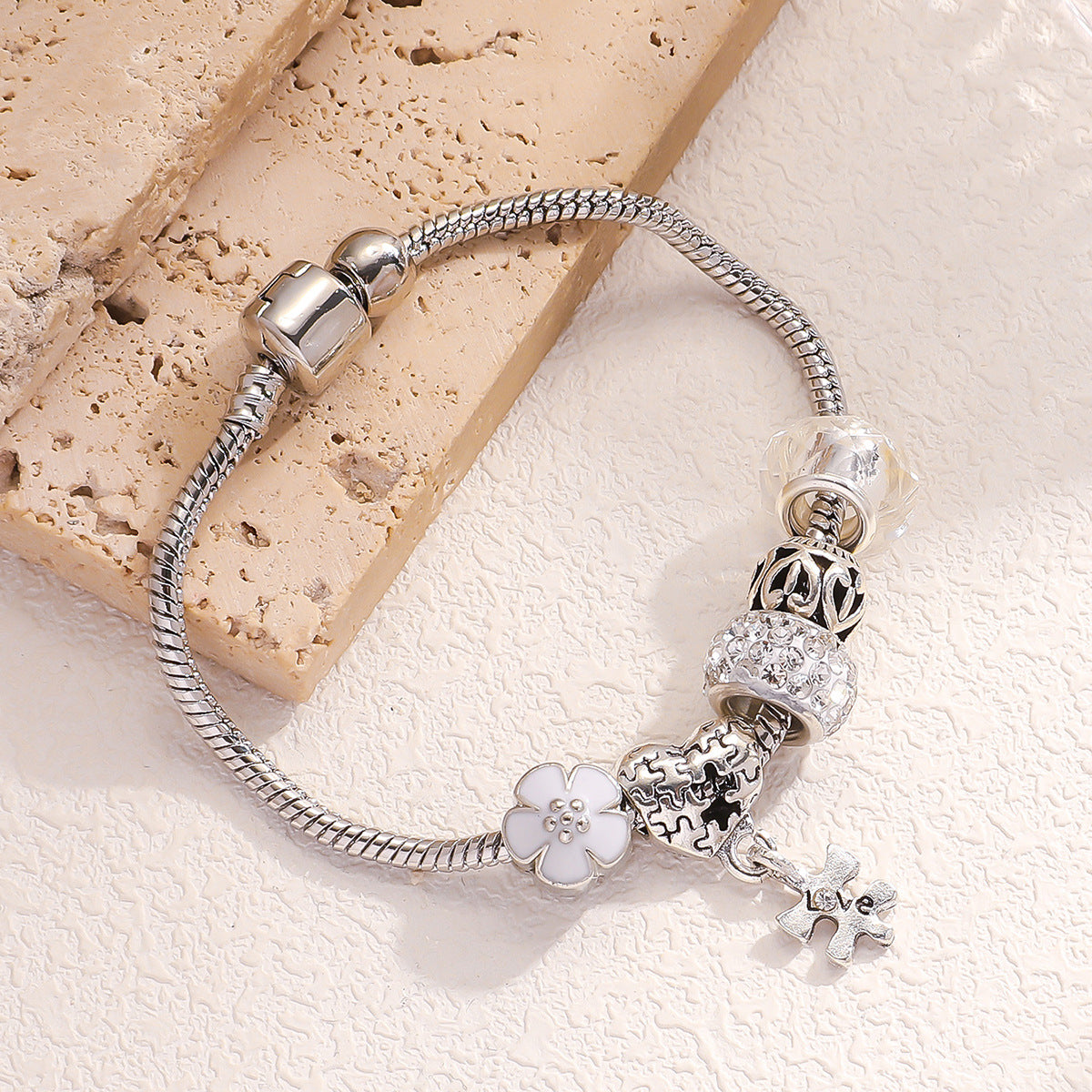💎 Elegant Heart Charm Bracelet