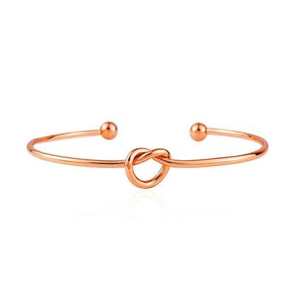 💎 Minimalist Gold Heart Bangle