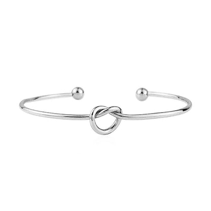 💎 Minimalist Gold Heart Bangle